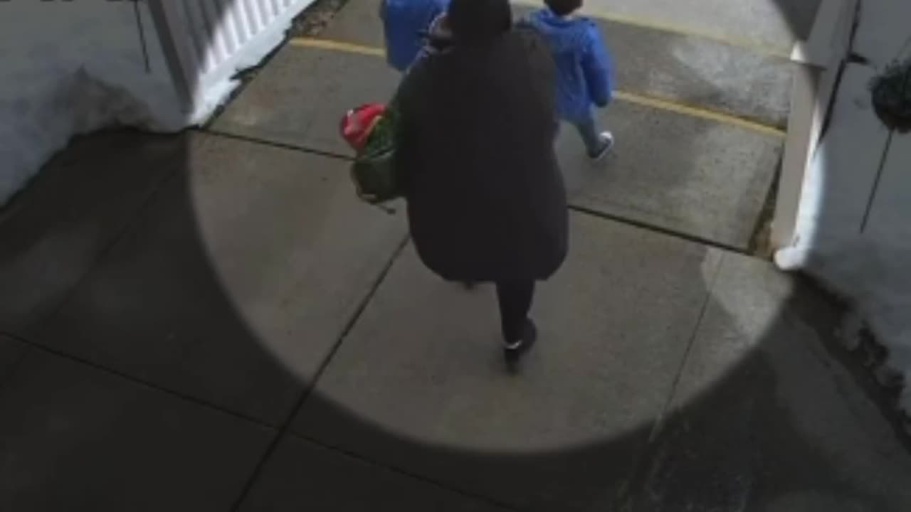 Pamje të rënda/ Makina përplas nënën me dy fëmijët, shpëtojnë mrekullisht