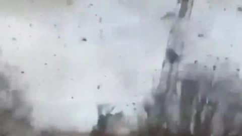 Violenta tormenta derriba grúas en Ermont, Francia