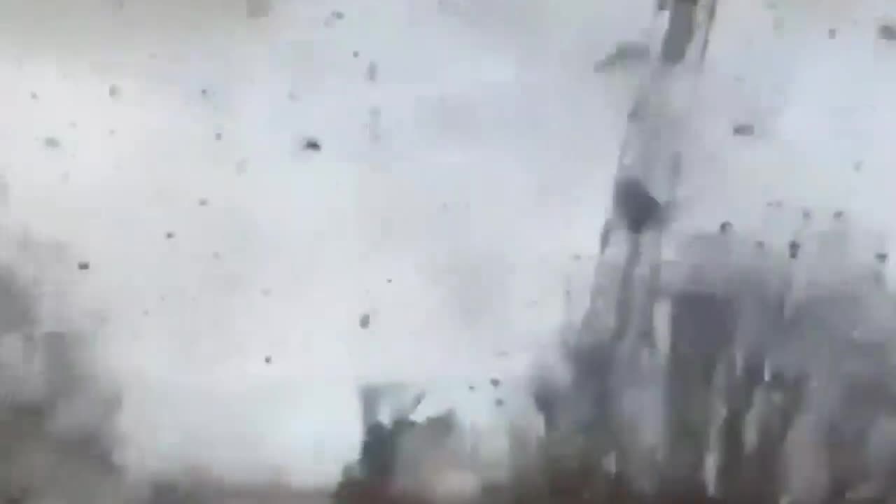 Violenta tormenta derriba grúas en Ermont, Francia