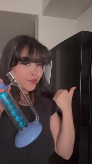 Phoenix Star Freezable Glycerin Bong Hands-on #bonggirl #stonergirls