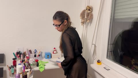 transparent cleaning with Anni, table in the bedroom