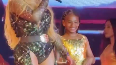 Beyonce ngjitet për herë të parë në skenë me dy vajzat
