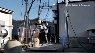 Jet-powered humanoid robot takes flight