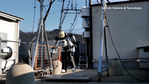 Jet-powered humanoid robot takes flight