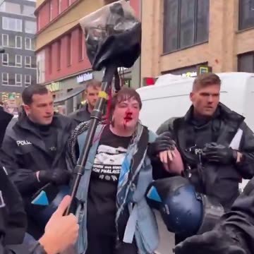🇩🇪🇵🇸 German police beat and arrest a woman at a Palestine protest in Berlin.