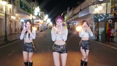 Breaking: [KPop Demon Hunters In Public] "Golden" - HUNTR/X Dance Performance By