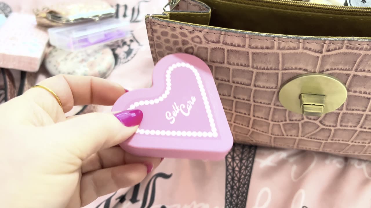 What's in my Patricia Nash Ellora Mauve Leather Satchel Bag.💕💘👑💖💝
