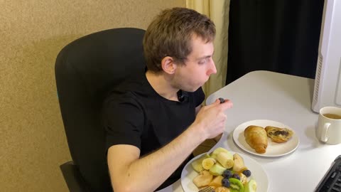 Я и мои круассаны с фруктами