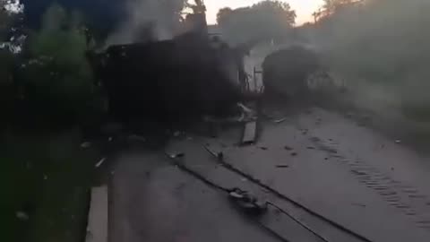 🔥 Russian soldiers inspect the aftermath of a strike on a Russian convoy with infantry