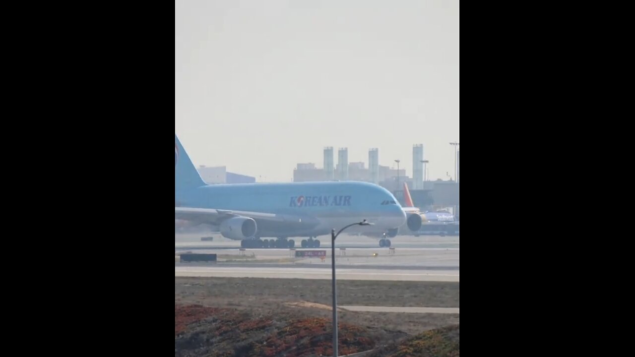 Korean Air Boeing 747 departure