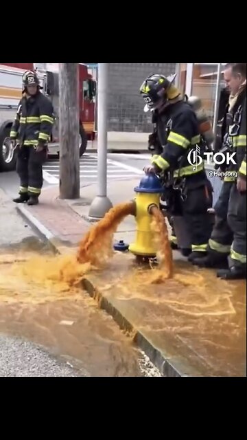 FIREFIGHTER OPENS HYDRANT🚒👩‍🚒🚰💦🔥🧑‍🚒📸TO FLUSH OUT DIRTY BUILDUP RUST💧👨‍🚒🚰🚒💫