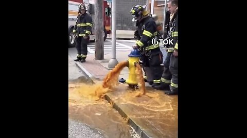 FIREFIGHTER OPENS HYDRANT🚒👩‍🚒🚰💦🔥🧑‍🚒📸TO FLUSH OUT DIRTY BUILDUP RUST💧👨‍🚒🚰🚒💫