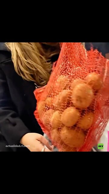 Una joven recibe un regalo proveniente del campo tras comprar zapatos
