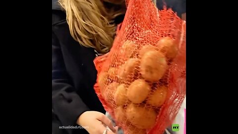 Una joven recibe un regalo proveniente del campo tras comprar zapatos