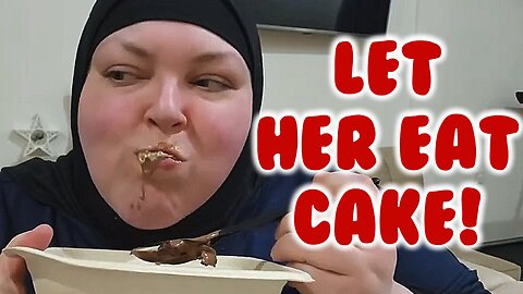 Foodie Beauty eating Matilda Cake and discovering dry ice