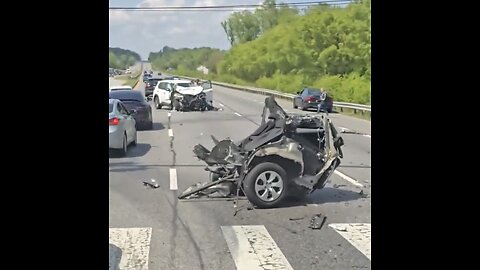 CAR CUT INTO HALF🛣️🚗💥🚙🚧🚑📸IN VEHICLE ACCIDENT ON FREEWAY🛣️🛻🚐🚔💫