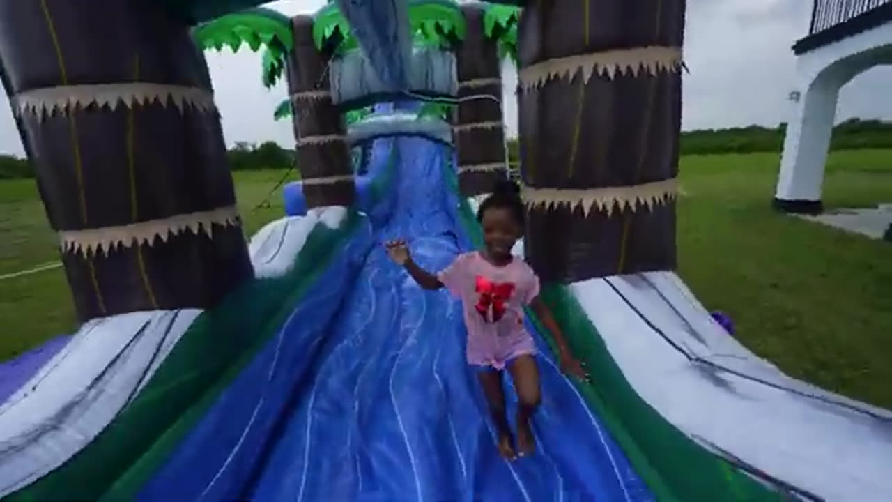 LONDYN BROKE HER ARM ON WATERSLIDE…💔