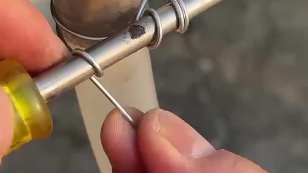 Hose clamp from a wire