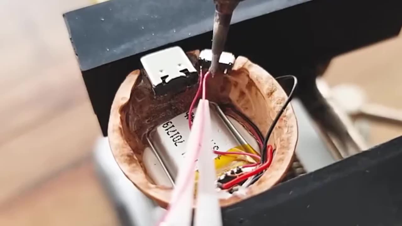 "How This Person Turns a Walnut Into a Speaker – Amazing Process!" 🌰🔊🔧