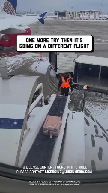 when my luggage doesn't want to go home for the holidays 🤪