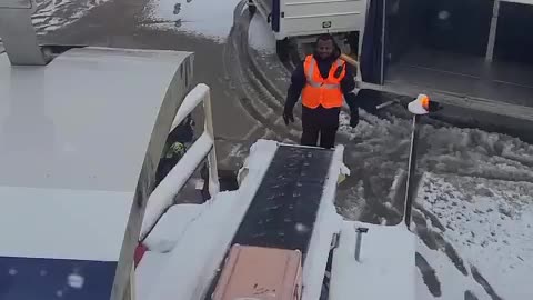 when my luggage doesn't want to go home for the holidays 🤪