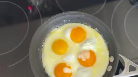 Cooking eggs 🥚