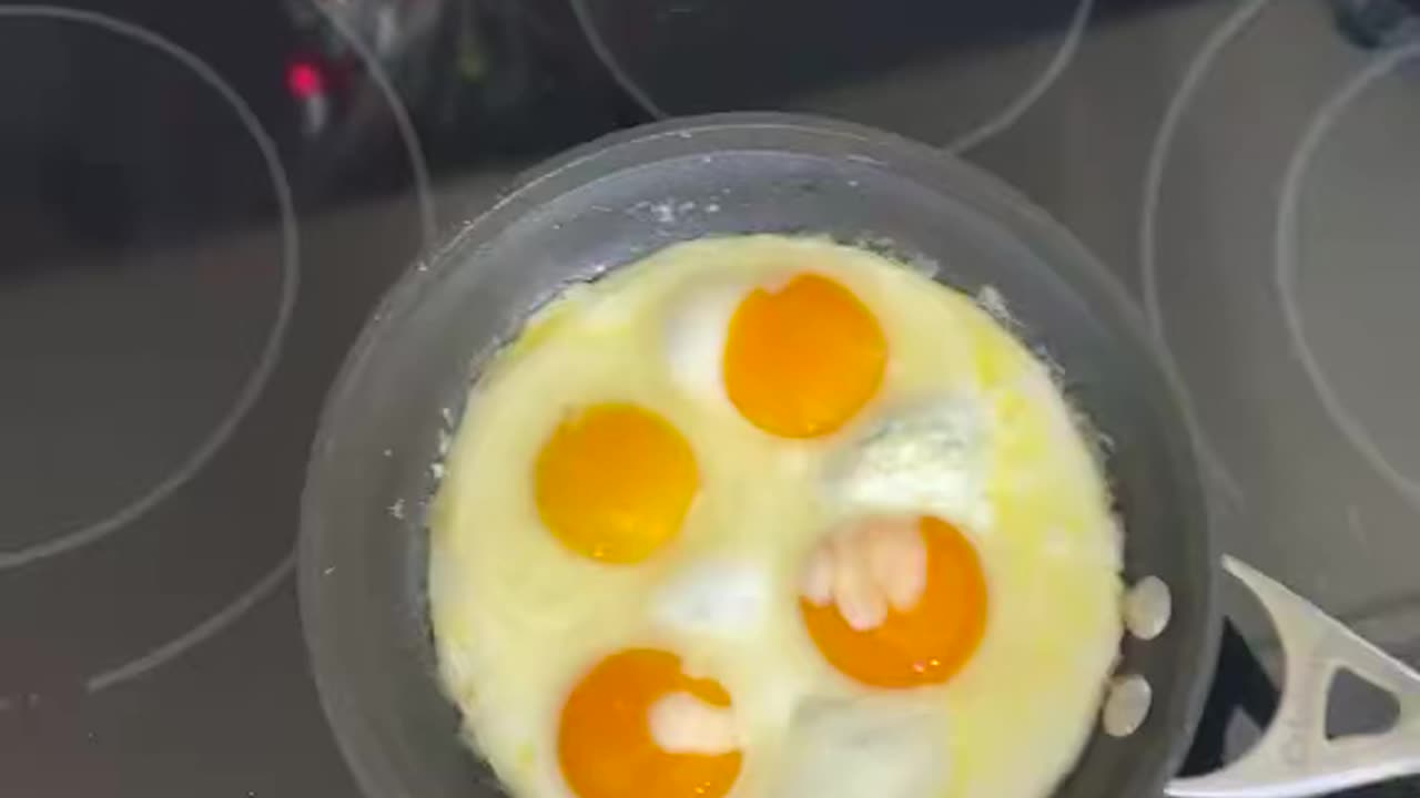 Cooking eggs 🥚