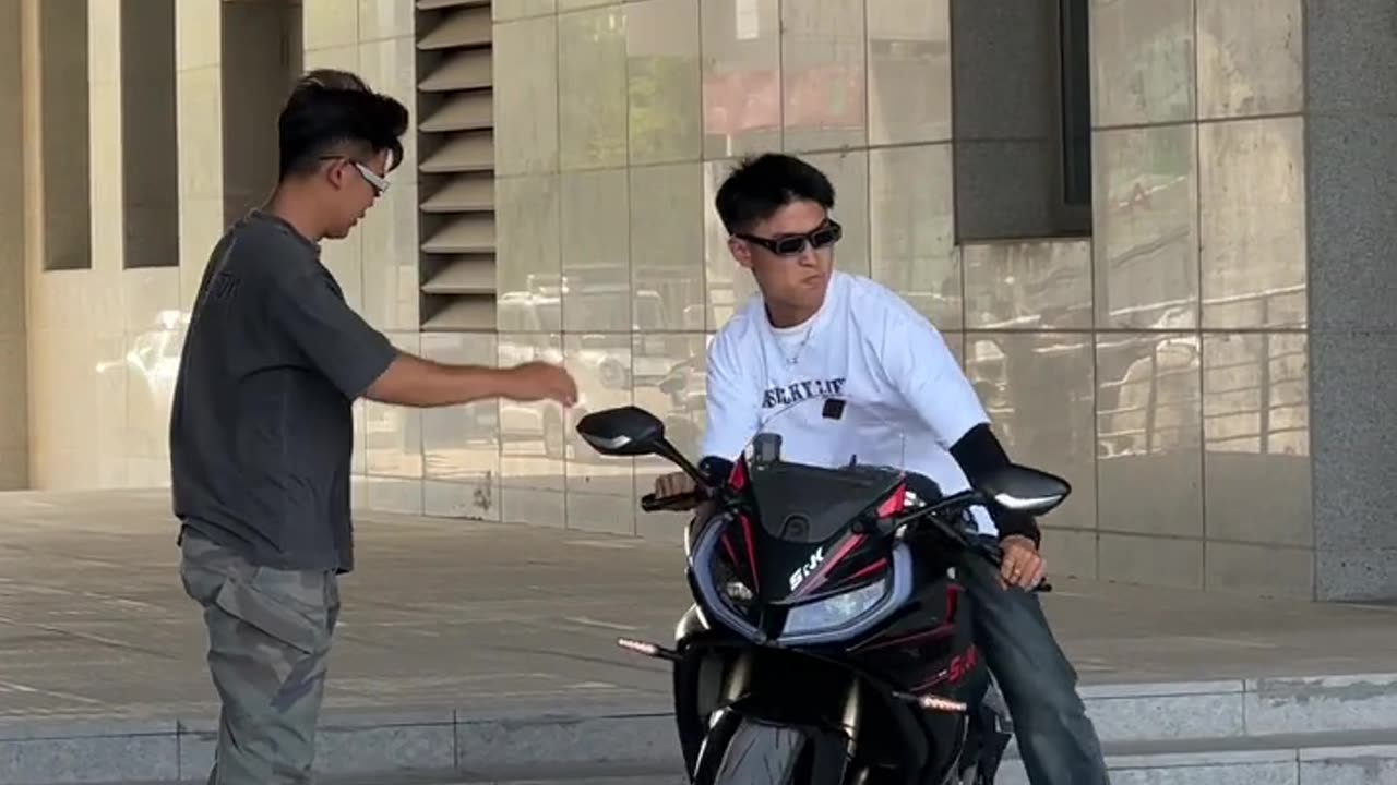 🔥 जब स्टाइल हो बाइक पर सवार, तो नजरें खुद-ब-खुद ठहर जाती हैं।