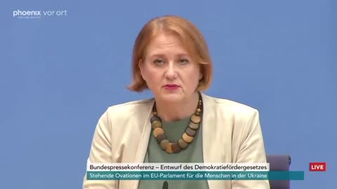 Politiker / in grün bei Pressekonferenz