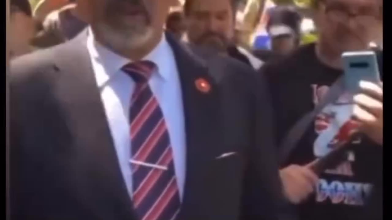 Zelenskyy always wears that crest too wow