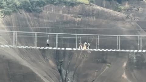 Suspension on the suspension bridge