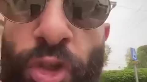 הוא מדבר לכבשים