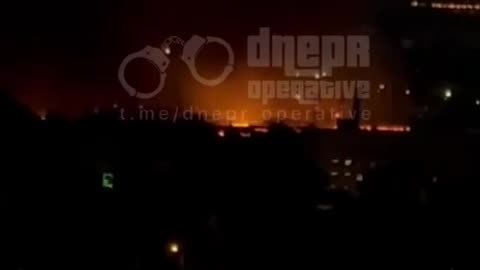 🤬 A massive warehouse fire continues in Dnipro: columns of smoke and flames