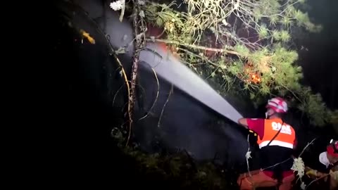 Firefighters battle overnight to contain Turkey wildfires
