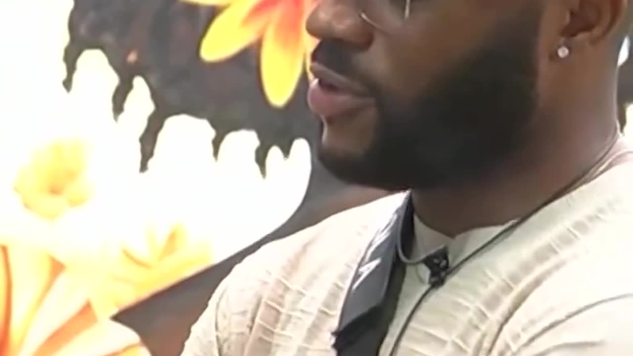 Kola is worried about how dede would feel about his kiss with Isabella.
