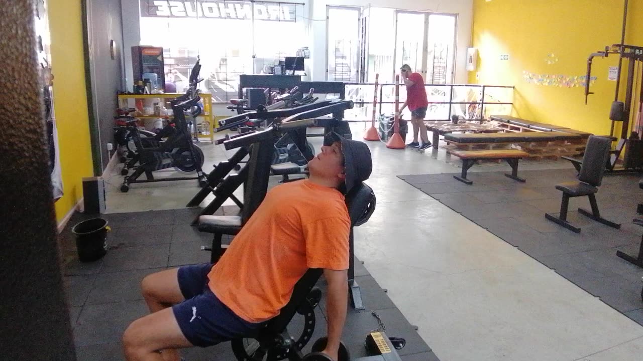 Día de Bíceps y Hombros Heavy Duty: Poder, Control y Precisión