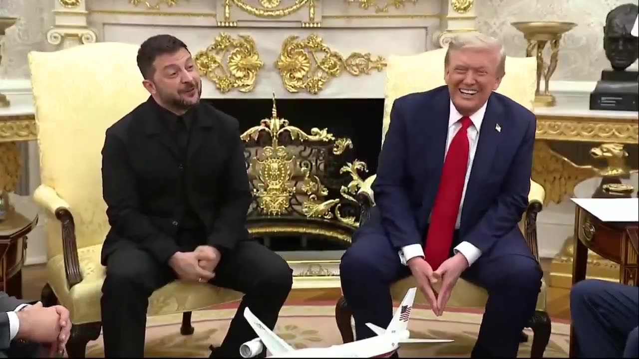 Takim miqësor në Zyrën Ovale/ I njëjti gazetar e pyet sërish Zelenskin për veshjen