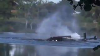 🇫🇷🚁 An Airbus H-125 helicopter crashed in France while taking in water to fight a fire.