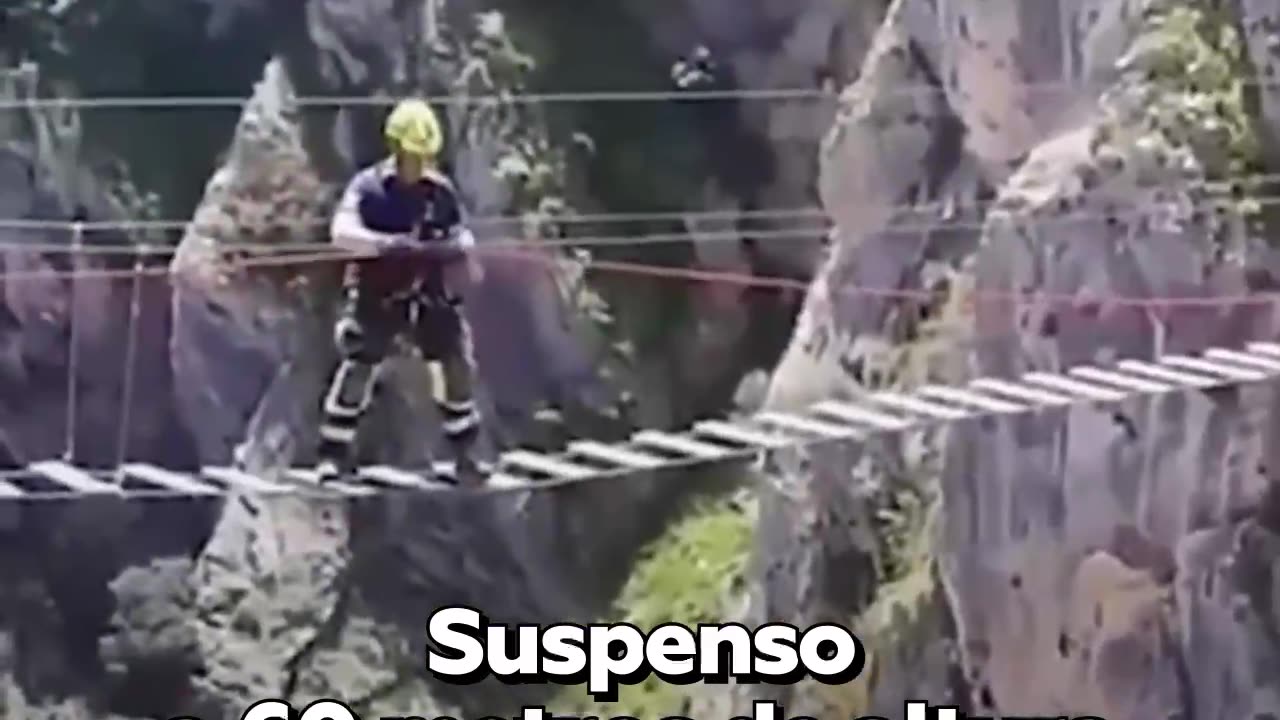 Turista atrapado en tirolesa a 60 m de altura durante hora y media