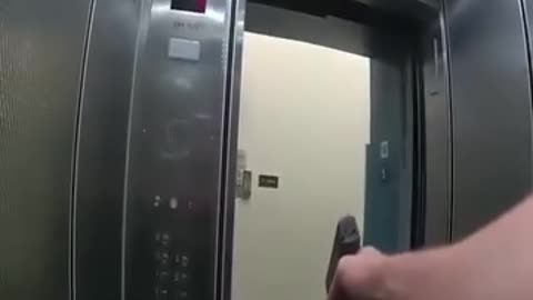 🚨 NYPD Reacts Fast: Knife-Wielding Attacker Taken Down on the Spot!