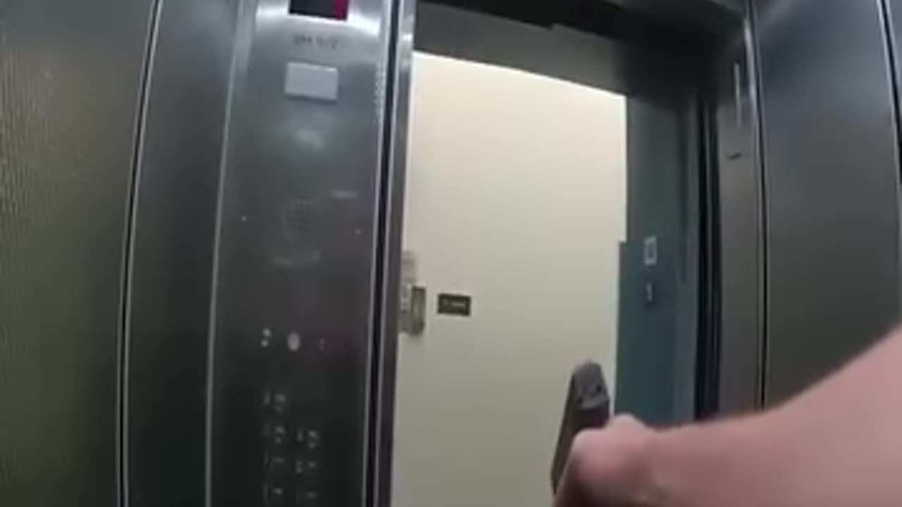 🚨 NYPD Reacts Fast: Knife-Wielding Attacker Taken Down on the Spot!
