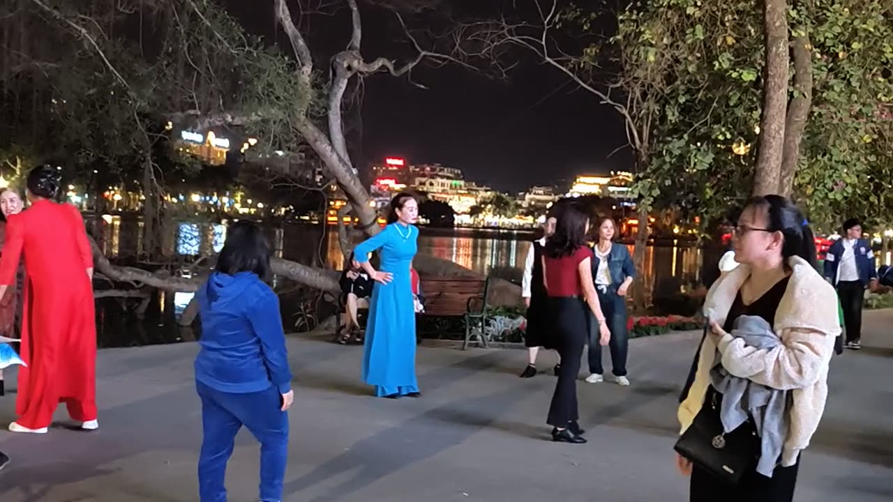 Bờ hồ Hoàn Kiếm