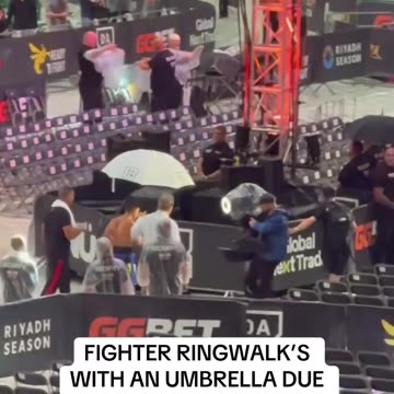 The rain is HEAVY ahead of Oleksandr Usyk’s face-off vs Daniel Dubois ☔️🥊