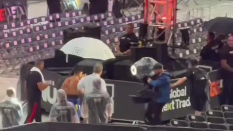 The rain is HEAVY ahead of Oleksandr Usyk’s face-off vs Daniel Dubois ☔️🥊