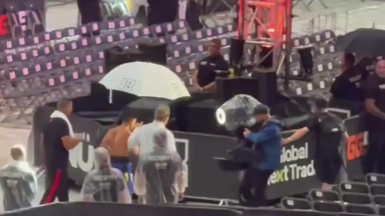 The rain is HEAVY ahead of Oleksandr Usyk’s face-off vs Daniel Dubois ☔️🥊