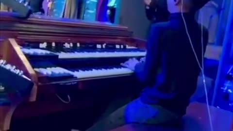 Amazing Kid on Organ + #praisebreak
