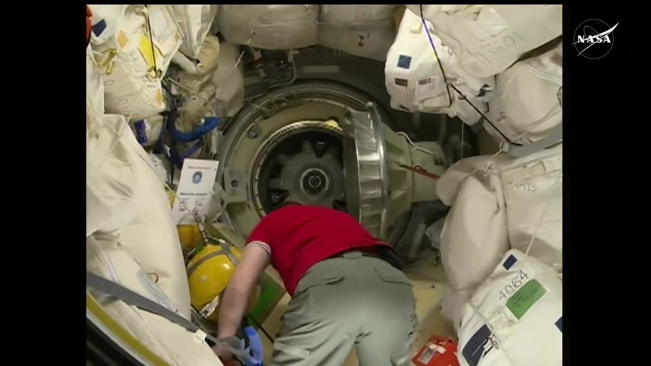 NASA Astronaut Jonny Kim Soyuz MS-27 Hatch Opening