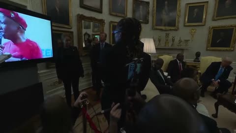 Tổng thống Trump mở video cho Tổng thống Nam phi xem, việc ông kêu gọi dân chúng cướp đất.