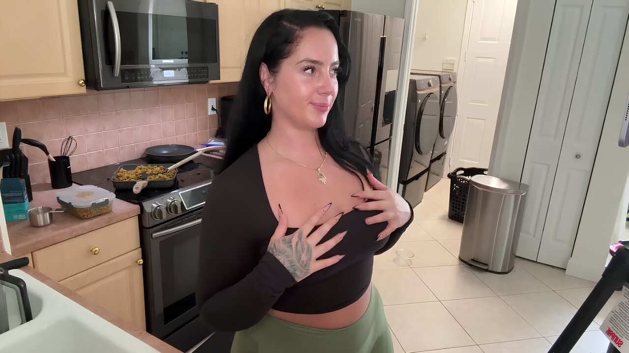 She Turned Up the Heat… Curvy Cooking with Naomi Foxx in My Kitchen