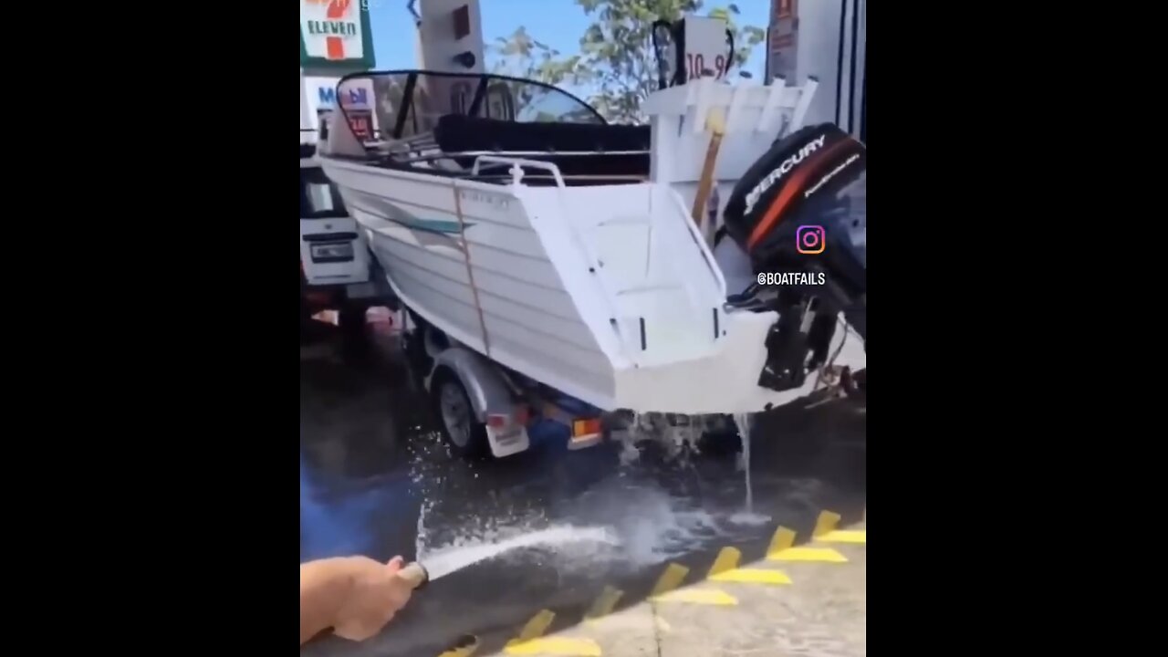 BOAT-OWNER TANK GAS ON WRONG SIDE🤦‍♂️⛽️🚤🏪OF BOAT ENGINE AT GAS STATION💁‍♂️🚤⛽️🏪💫